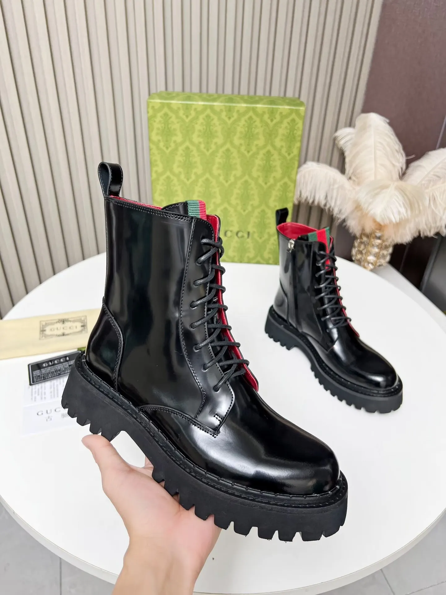 👟👟Ex-factory price 620👟👟 2025 latest version of Gucci GUCCI versatile strappy Martin boots, easy to put on and take off 'Branded webbing color matching Heel height: 5cm Fabric: cowhide/open edge beads Inner/foot pads: red cowhide 🐂 The outsole is made of foam outsole Color: black Code number: 34-40. 34 and 41 42 need to be customized Packaging: Comes with card and cloth bag.